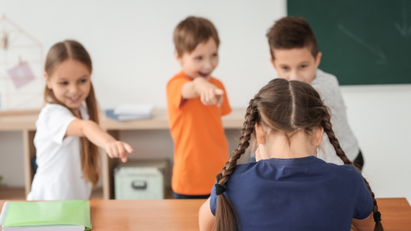 Entenda por que combater o bullying é essencial para construir ambientes mais saudáveis e acolhedores.