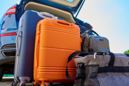 Pensando em viajar sozinho? Veja como Marcio Pires de Moraes orienta estratégias para garantir uma viagem mais segura do início ao fim.
