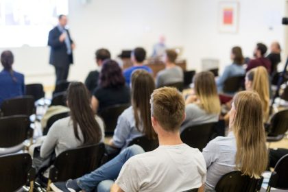 Experiência prática em publicidade: como projetos reais ampliam a visão de estudantes e fortalecem o mercado