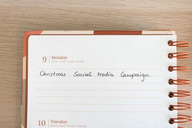 Página de um planejador com uma anotação sobre campanha de mídia social de Natal, ao lado de um teclado.